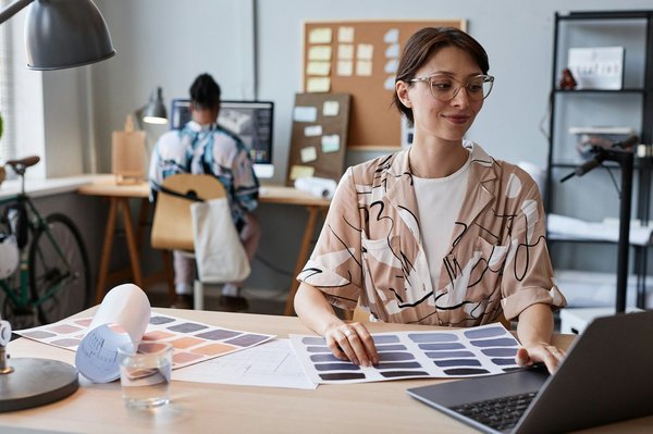 Étiquette adhésive : comment réaliser des designs accrocheurs